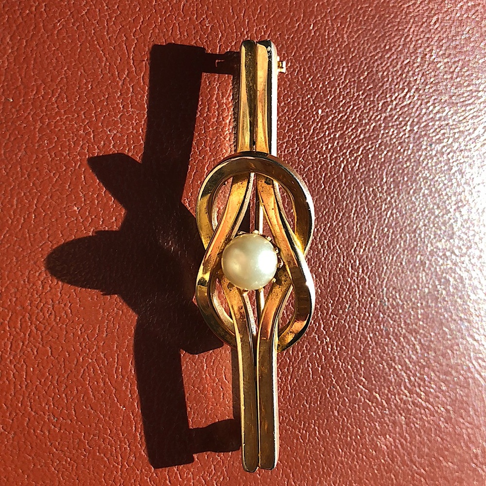 Vintage Pearl gold toned brooch